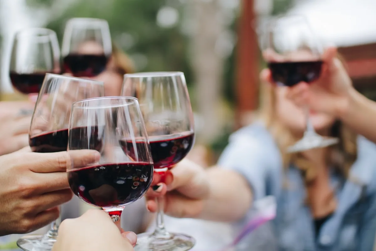 Gäste stoßen mit Rotwein an